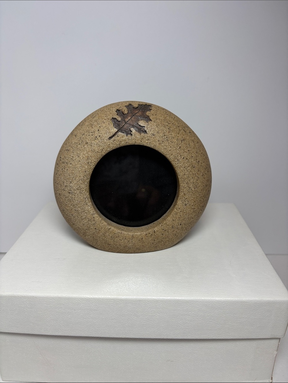 Rustic Sandstone Round Photo Frame with Oak Leaf Accent